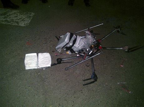 Dron havaroval na parkoviti u supermarketu na okraji msta Tijuana. Peváel...