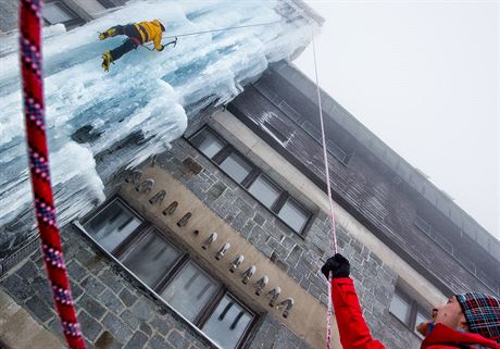 Dvanáctimetrová ledová stna u chaty Výrovky v Krkonoích