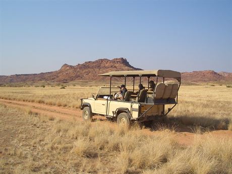 Jeep safari v africk Namibii si uijete i s dtmi.