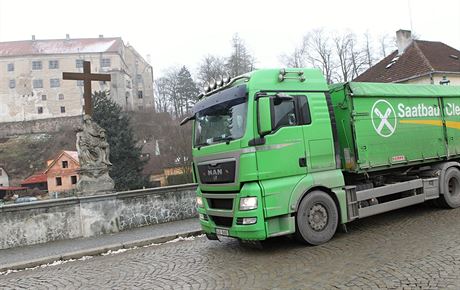 Kamiony budou Brtnicí na Jihlavsku projídt i dál, obchvat je v nedohlednu. Kraj ale zane na jae opravovat silnici hned za mstem ve smru na Tebí.