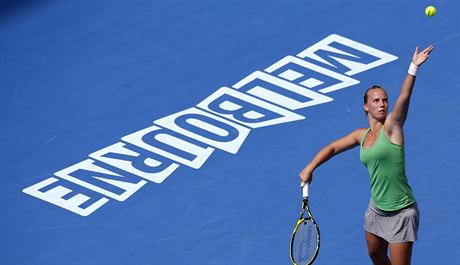 SERVIS. Richel Hogenkampov v prvnm kole Australian Open.