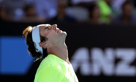 TO JE PRيVIH. Roger Federer ve tetím kole Australian Open.
