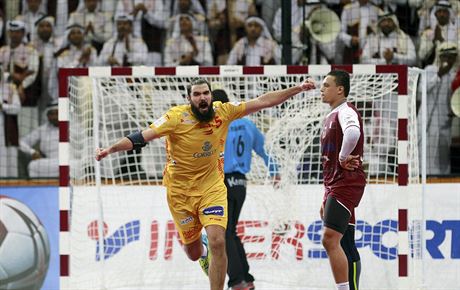 panlský házenká Jorge Maqueda slaví gól proti Kataru.