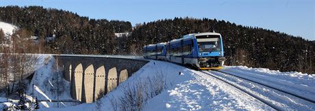 Vlak na viaduktu ve Smrovce (archivní snímek).