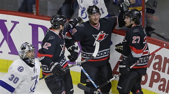 Eric Staal (vlevo), Justin Faulk (vpravo) a  Jií Tlustý slaví branku Caroliny...