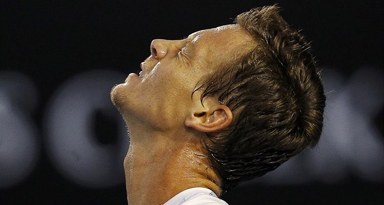 Tomá Berdych po zkaeném úderu v semifinále Australian Open.