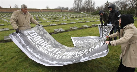 Sdruení Konexe v Terezín v rámci loského pietního aktu za obti romského...