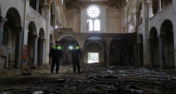 Strážníci Městské policie Cheb kontrolují bývalý klášter řádu Milosrdných...