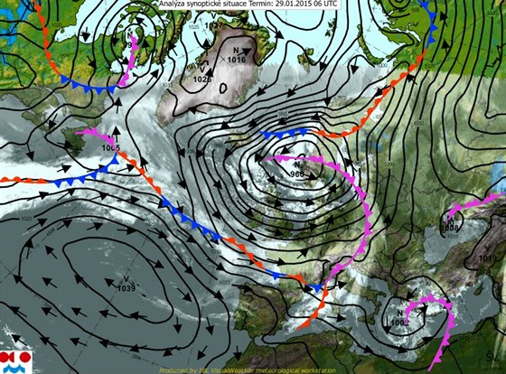 Tlaková níe se stedem u Norska patrná na synoptické map eského...