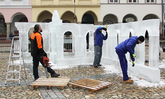 Sochai vytváeli o víkendu v Jindichov Hradci chrám z ledu.