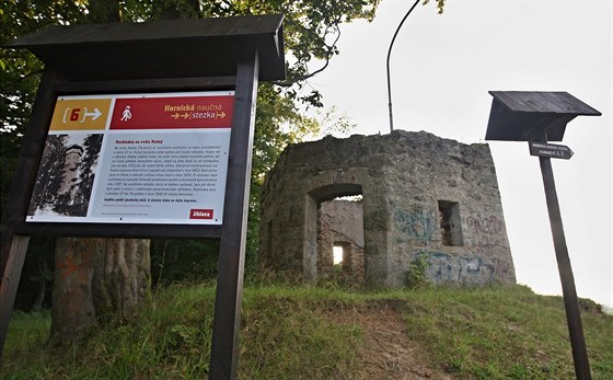 Druhá rozhledna na Šacberku vyhořela v roce 1940 a zbylo z ní jen kamenné torzo.