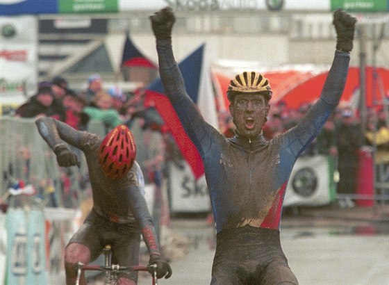 A ZLATO JE PRY. Belgický cyklokrosa Erwin Vervecken ovládl mistrovství svta...
