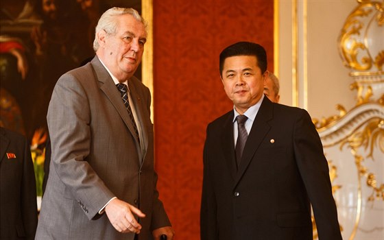 Bývalý velvyslanec KLDR v eské republice Kim Pchjong-il s prezidentem Miloem Zemanem (29.ledna 2015)