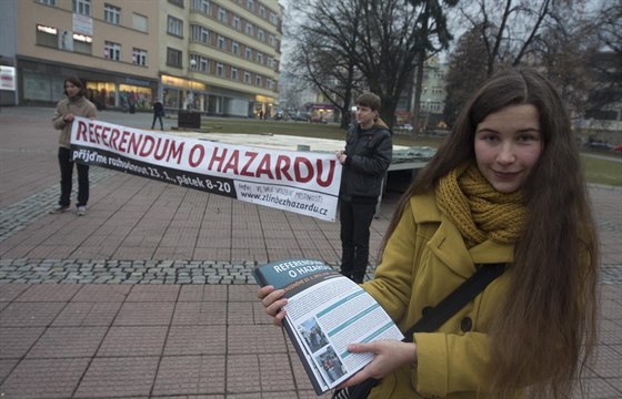  Zástupci Komunitní křižovatky informovali obyvatele Zlína o referendu i den...