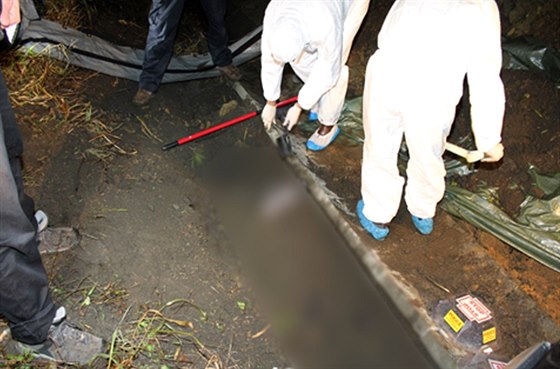 Policisté pi vykopávání tla ubodaného mue v Ostrav-Koblov.
