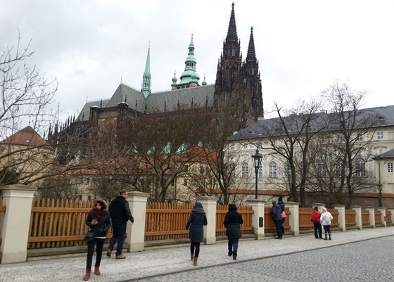 Mezi památkami je Praský hrad výjimkou, za focení tu turisté stále platí.