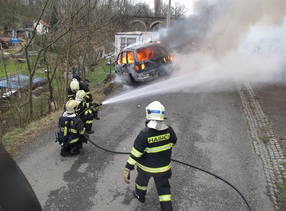 Požár odcizeného osobního auta v Plzni - Doubravce.