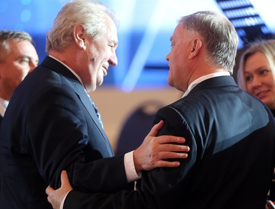 Prezident Miloš Zeman se přátelsky zdravím s ruským byznysmenem Vladimirem...