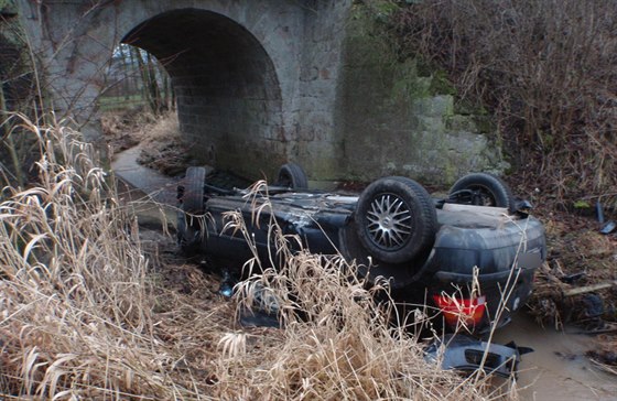 Auto skonilo v potoce mezi obcemi Lázn Blohrad a Chote na Jiínsku. (19. 1....