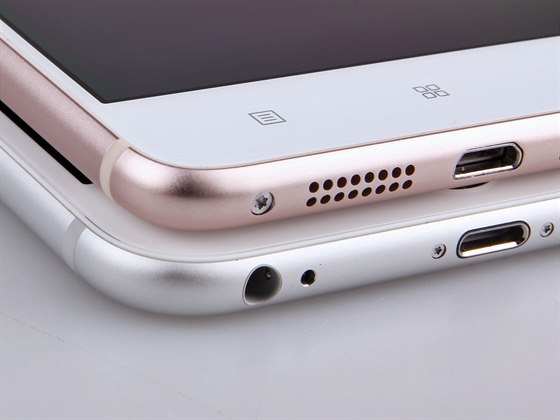 Apple chce absencí 3,5mm audio konektoru docílit teního tla iPhonu. Sluchátka chce pipojovat pes Lightning.