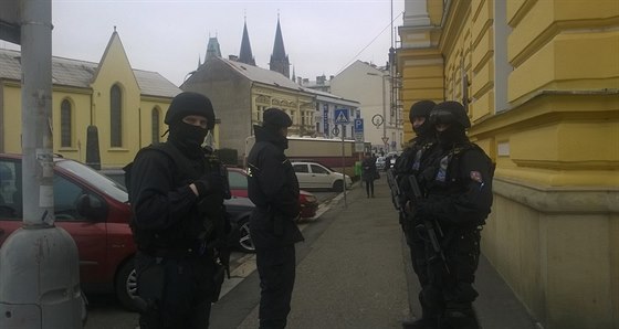 Ozbrojení policisté před budovou kolínského soudu, kde začal proces se...