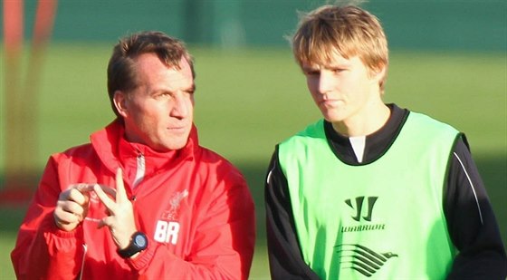 Norský záloník Martin Ödegaard (vpravo) bhem stáe v Liverpoolu poslouchá...