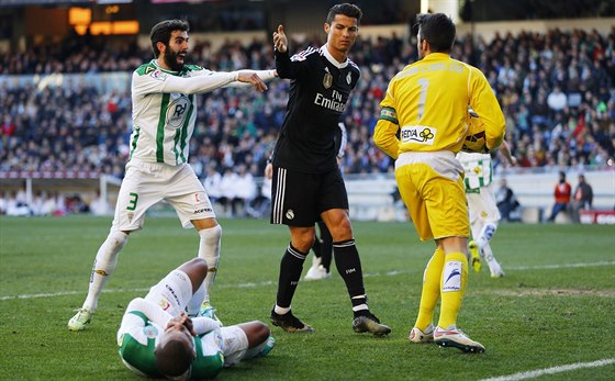 Cristiano Ronaldo z Realu Madrid práv nakopl  Edimara Fragu zezadu pod koleno....