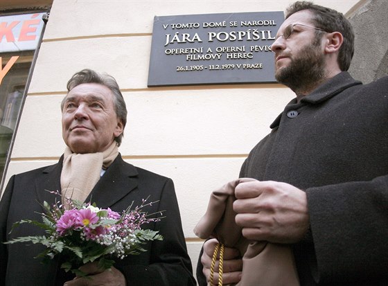 V lednu roku 2005 pijel pamtní desku Járovi Pospíilovi na jeho rodný dm...