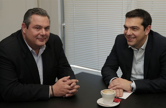 Alexis Tsipras (vpravo), pedseda ecké levicové strany Syriza, a Panos...