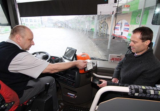 idi autobusu spolenosti Arriva tiskne útenku za jízdné, které éf eské...