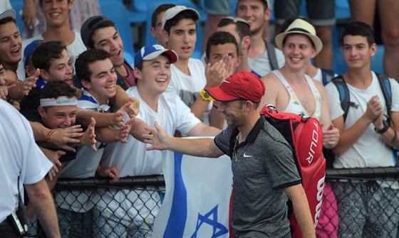 S IZRAELSKÝMI FANOUKY. Dudi Sela zdraví na Australian Open své píznivce.