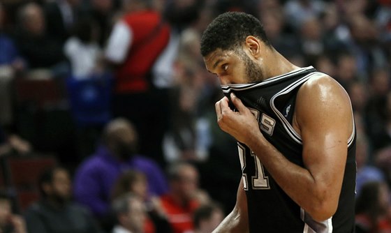 Ztrápený Tim Duncan ze San Antonia.