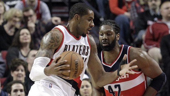 LaMarcus Aldridge z Portlandu (vlevo) v utkání proti Washingtonu.