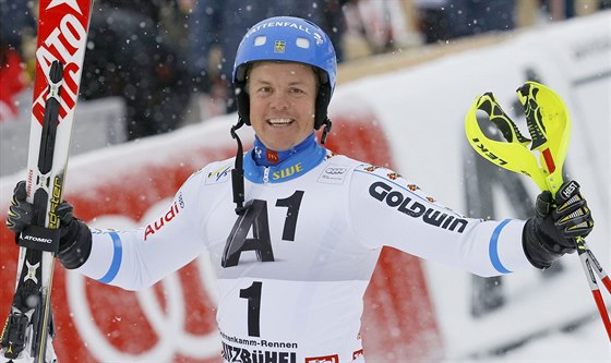 Mattias Hargin slaví vítzství ve slalomu v Kitzbühelu.