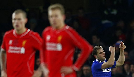 Branislav Ivanovi z Chelsea slaví gól proti Liverpoolu.