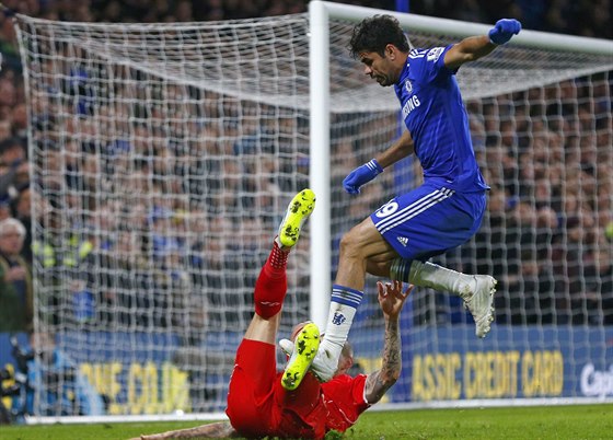 Diego Costa z Chelsea naskakuje na nohu  Martina Skrtela z Liverpoolu.