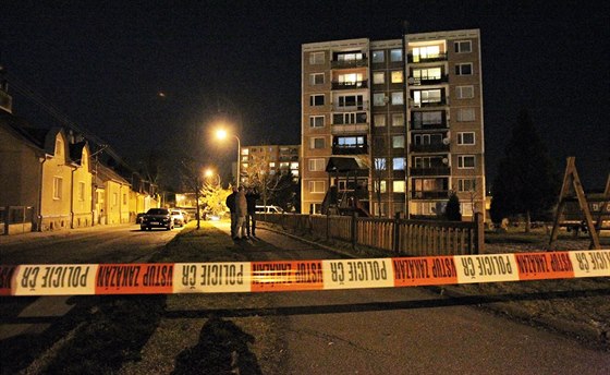 Tragédie se stala před bytovkou v ulici 5. května v Blovicích.
