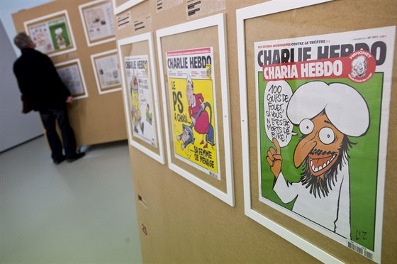 Tém dv stovky titulních stránek francouzského levicového týdeníku Charlie...