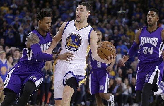 Klay Thompson (v bílém) z Golden State  v souboji s Benem McLemorem ze...