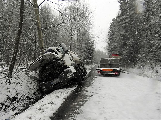 Nákladní automobil se vyhýbal kamionu, utrhla se s ním krajnice, spadl do...