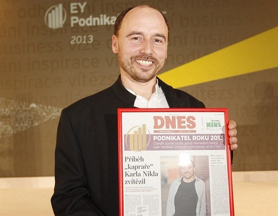 Vítz roku 2013 Karel Nikl s cenou - speciální stranou deníku MF DNES