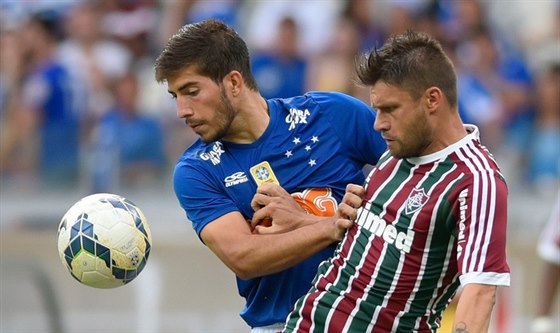 Lucas Silva v modrém dresu Cruzeira brání Rafaela Sobise z Fluminense.