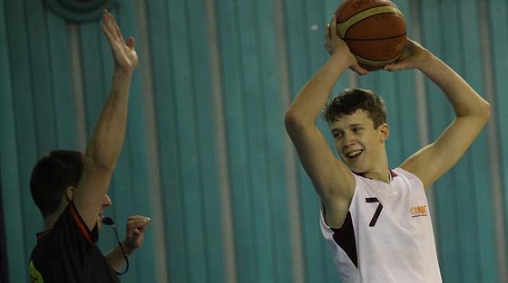 Martin Kolá z Basketbalové akademie Nymburk se diví verdiktu rozhodích.