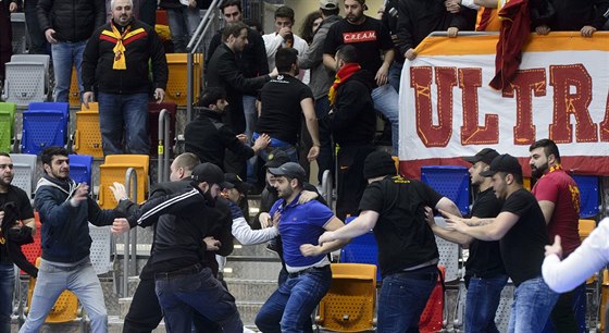 Fanouci tureckého Galatasaray Istanbul se perou s poadateli utkání...