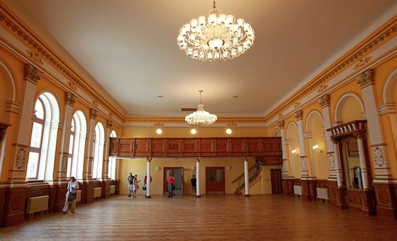 Historický sál hotelu Praha je typický nejen bohatou výzdobou, ale také galerií a elegantními sloupy.