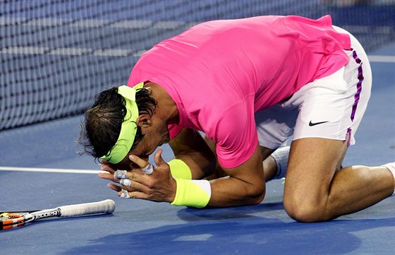 CENNÁ VÝHRA. Rafaela Nadala ovládly emoce. Po pti setech vyhrál tkou bitvu s...