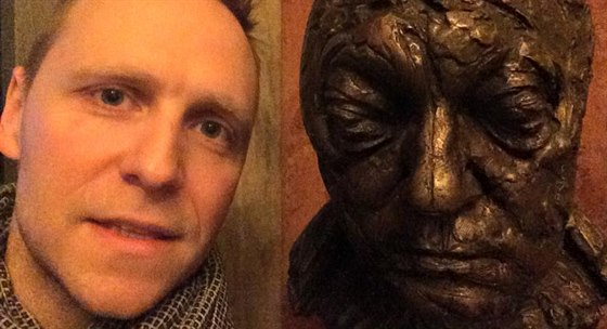 Daniel pinar si udlal selfie s bustou Rudolfa Hruínského