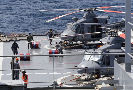 Záchranáři v helikoptérách stále pátrají po tělech pasažérů letu QZ8501...