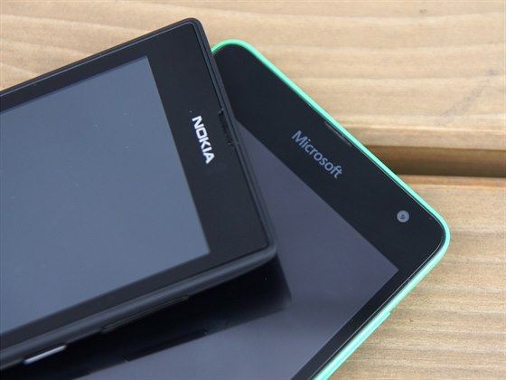 Loga Nokia a Microsoft na smartphonech Lumia