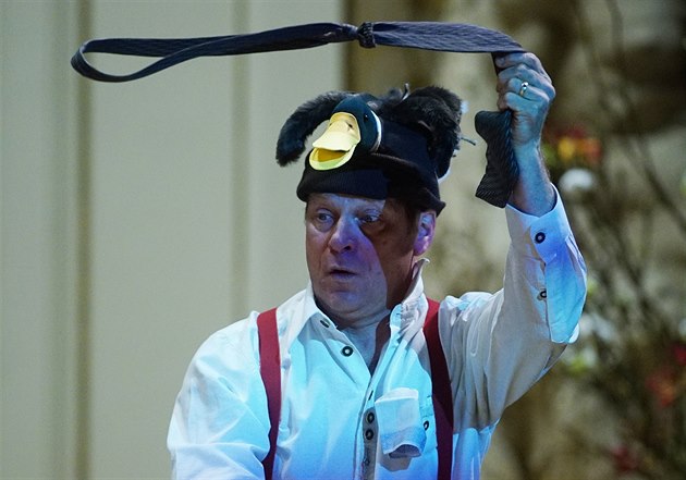 Simon Keenlyside jako Mozart�v Papageno na koncert� v Obecním dom�
